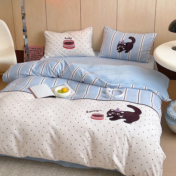 91家纺网 家纺一手货源 找家纺 昔可家纺 2024新款大版数码印花设计师牛奶绒四件套 蓝条纹小黑猫