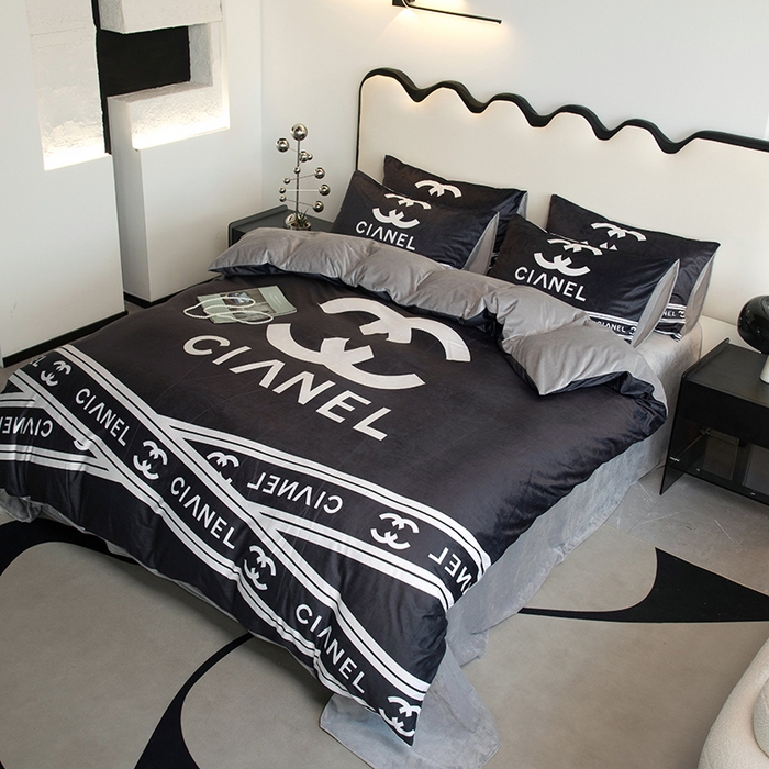 91家纺网 家纺一手货源 找家纺 色鬼布艺 2024新款婴儿绒数码印花牛奶绒四件套仿大牌直播爆款网红款 可可黑