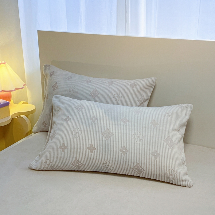 91家纺网 家纺一手货源 找家纺 呗旺鹿 2024新款高克重着色烂花雕花牛奶绒轻奢四件套 爱维午夜蓝