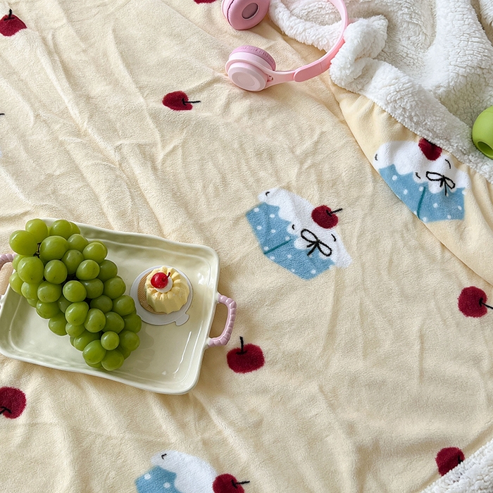 91家纺网 家纺一手货源 找家纺 昔可家纺 2024新款羊羔绒牛奶绒毛毯系列（三）-场景二-ins风系列 樱桃奶油蛋糕