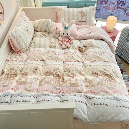 昔可家纺 2024新款印花牛奶绒四件套系列-洛丽塔风 小熊烘焙屋