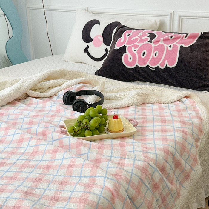 91家纺网 家纺一手货源 找家纺 昔可家纺 2024新款羊羔绒牛奶绒毛毯系列（三）-场景二-ins风系列 丝雾粉格