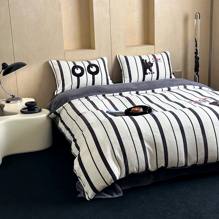 91家纺网 家纺一手货源 找家纺 昔可家纺 2024新款大版数码印花设计师牛奶绒四件套 功夫黑猫