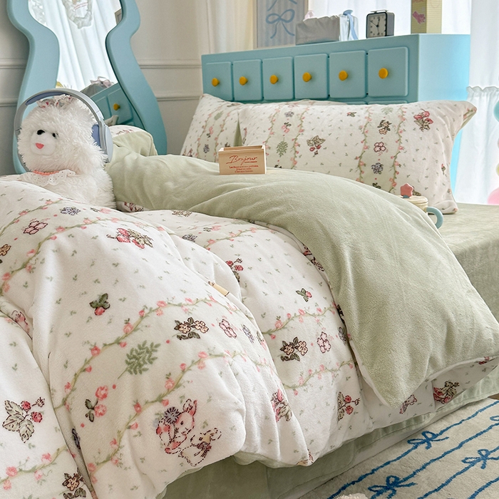 91家纺网 家纺一手货源 找家纺 昔可家纺 2024新款印花牛奶绒四件套系列-复古小清新系列 花朵草莓兔