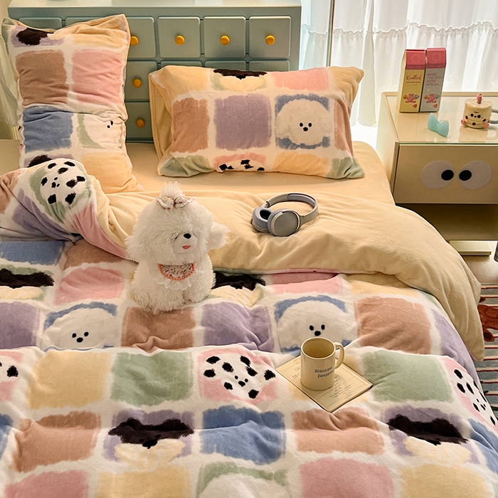 91家纺网 家纺一手货源 找家纺 昔可家纺 2024新款印花牛奶绒四件套系列-卡通系列 方块小狗