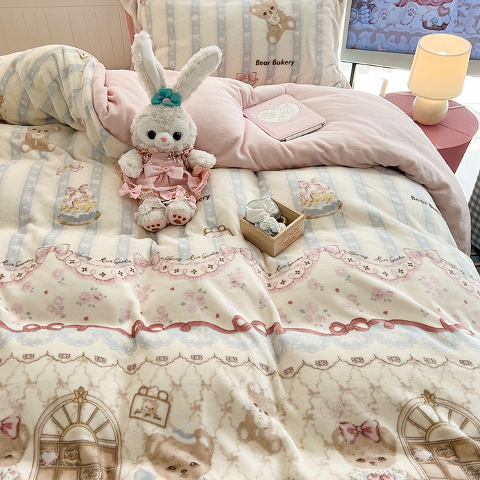 91家纺网 家纺一手货源 找家纺 昔可家纺 2024新款印花牛奶绒四件套系列-洛丽塔风 小熊烘焙屋