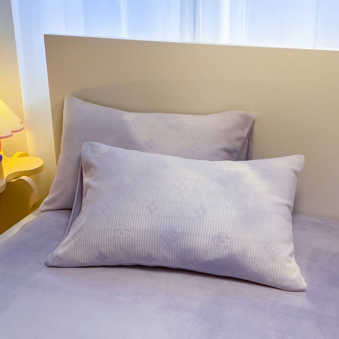 91家纺网 家纺一手货源 找家纺 呗旺鹿 2024新款高克重着色烂花雕花牛奶绒轻奢四件套 爱维紫罗兰