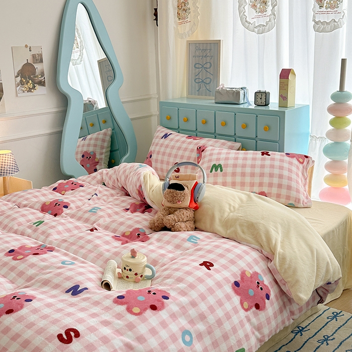 91家纺网 家纺一手货源 找家纺 昔可家纺 2024新款印花牛奶绒四件套系列-卡通系列 点点粉格猫