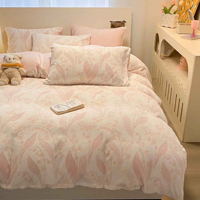 91家纺网 家纺一手货源 找家纺 呗旺鹿 2024新款高克重着色烂花雕花牛奶绒轻奢四件套 春日铃兰樱花粉