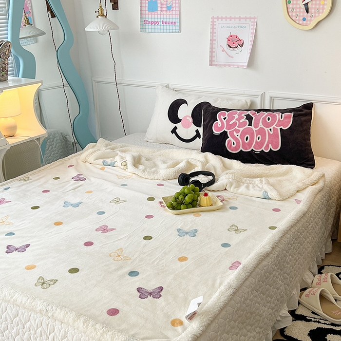 91家纺网 家纺一手货源 找家纺 昔可家纺 2024新款羊羔绒牛奶绒毛毯系列（三）-场景二-复古花卉系列 波点彩色蝴蝶