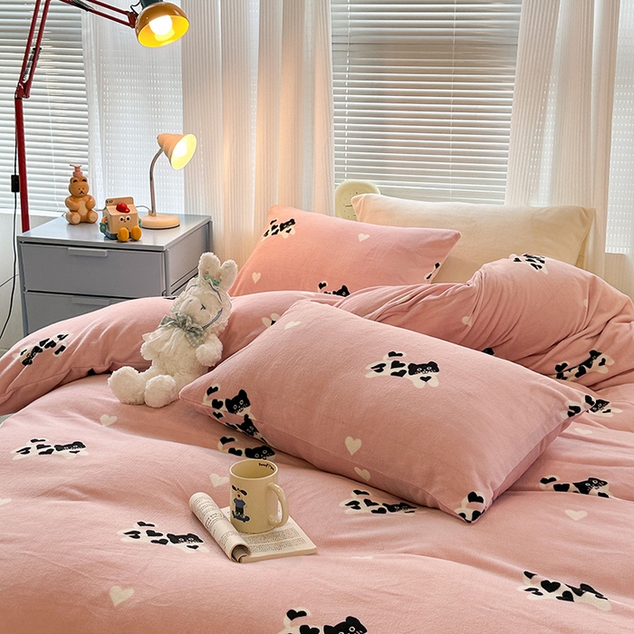 91家纺网 家纺一手货源 找家纺 昔可家纺 2024新款印花牛奶绒四件套系列-2023年热款系列 爱心小黑猫
