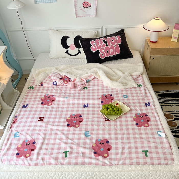 91家纺网 家纺一手货源 找家纺 昔可家纺 2024新款羊羔绒牛奶绒毛毯系列（三）-场景二-卡通系列 点点粉格猫