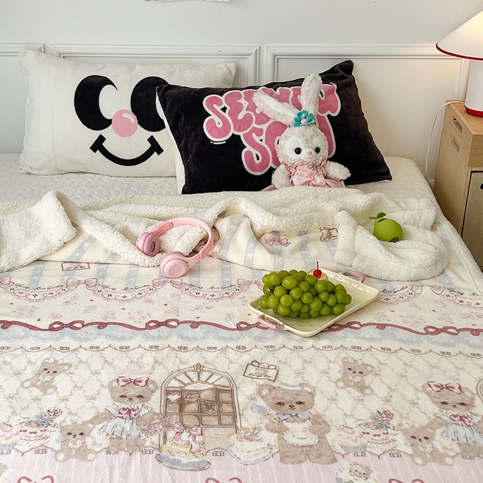 91家纺网 家纺一手货源 找家纺 昔可家纺 2024新款羊羔绒牛奶绒毛毯系列（三）-场景二-洛丽塔系列 小熊烘焙屋