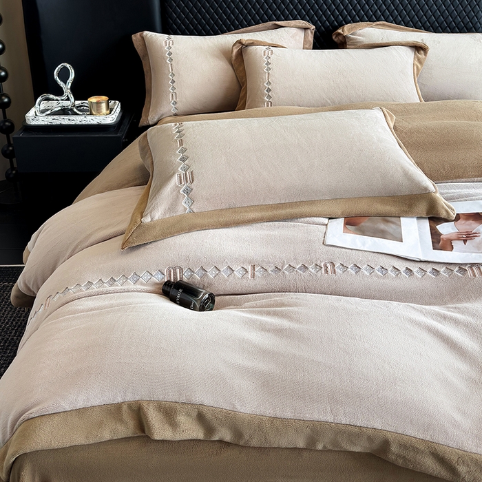 91家纺网 家纺一手货源 找家纺 凡客家居 2024新款高克重牛奶绒绣花拼角四件套 深卡其