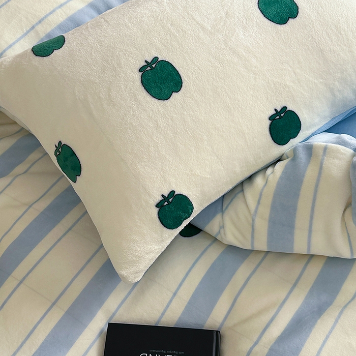 91家纺网 家纺一手货源 找家纺 昔可家纺 2024新款大版数码印花设计师牛奶绒四件套 绿苹果小黑猫