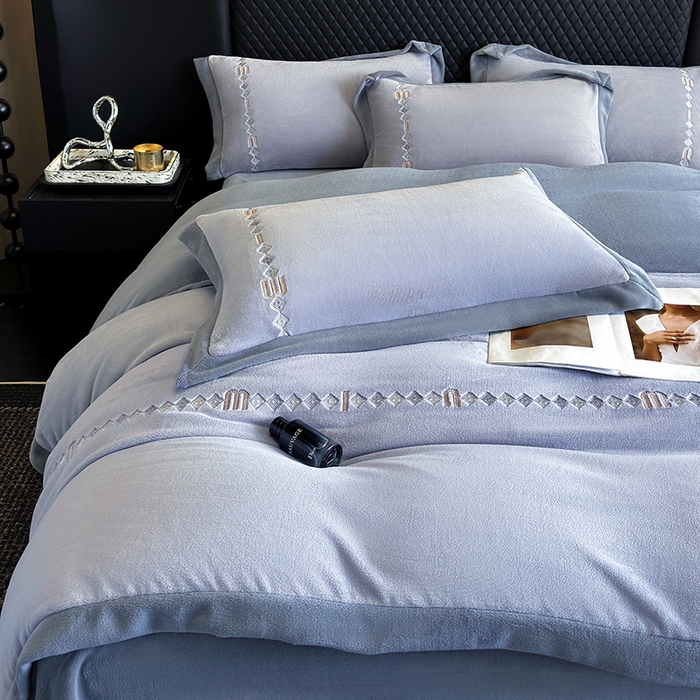 91家纺网 家纺一手货源 找家纺 凡客家居 2024新款高克重牛奶绒绣花拼角四件套 海洋蓝