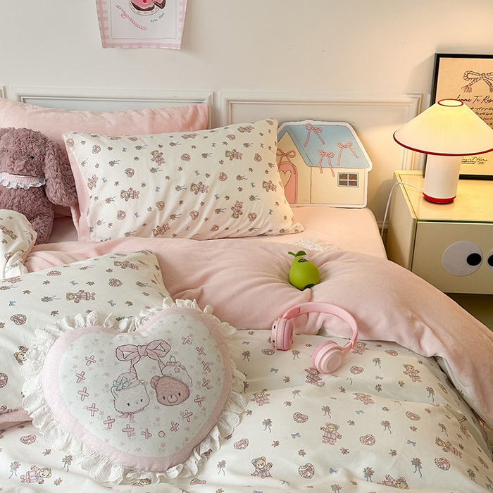 91家纺网 家纺一手货源 找家纺 昔可家纺 2024新款秋冬新款棉加牛奶绒四件套 萝莉小粉熊