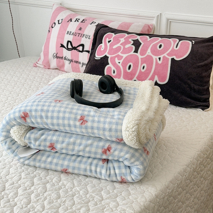 91家纺网 家纺一手货源 找家纺 昔可家纺 2024新款羊羔绒牛奶绒毛毯系列（三）-场景二-少女风系列 蓝格蝴蝶结