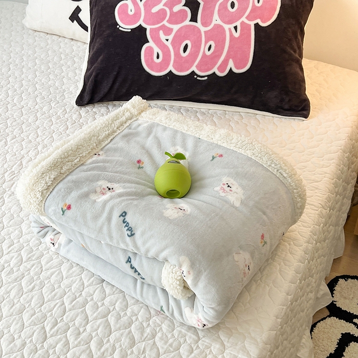 91家纺网 家纺一手货源 找家纺 昔可家纺 2024新款羊羔绒牛奶绒毛毯系列（三）-场景二-卡通系列 蓝底小奶狗