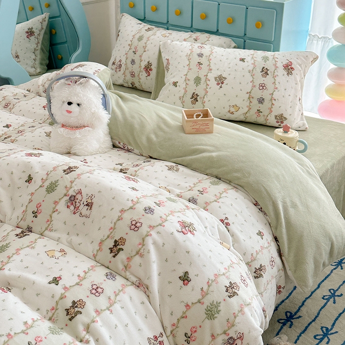 91家纺网 家纺一手货源 找家纺 昔可家纺 2024新款印花牛奶绒四件套系列-复古小清新系列 花朵草莓兔