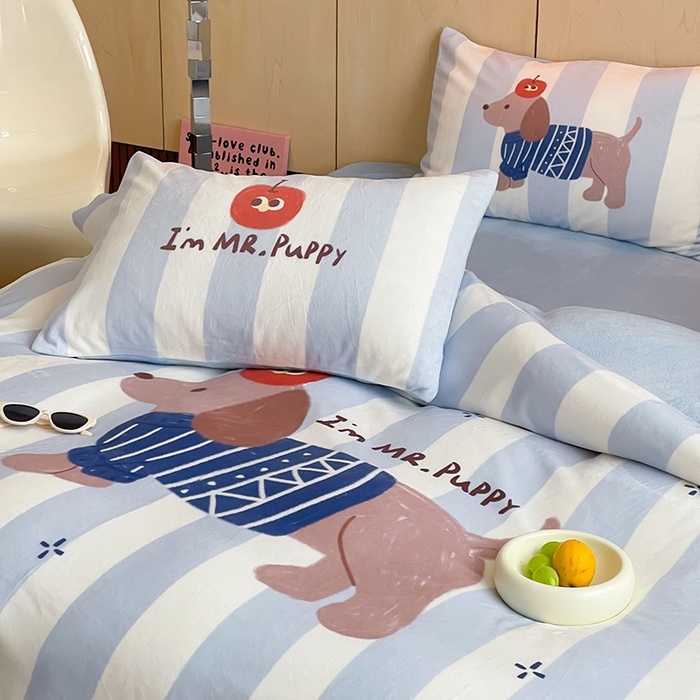 91家纺网 家纺一手货源 找家纺 昔可家纺 2024新款大版数码印花设计师牛奶绒四件套 苹果狗先森