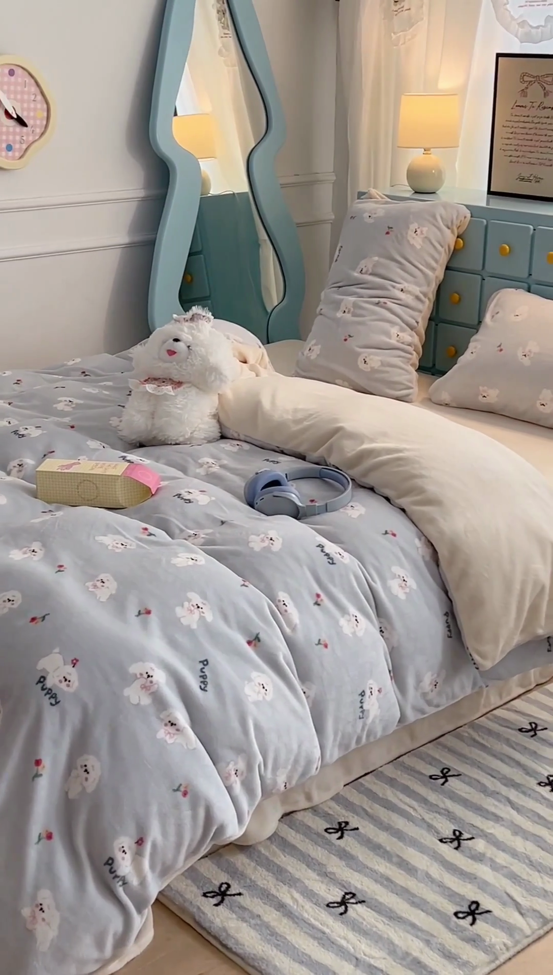 91家纺网 家纺一手货源 找家纺 昔可家纺 2024新款印花牛奶绒四件套系列-卡通系列 蓝底小奶狗