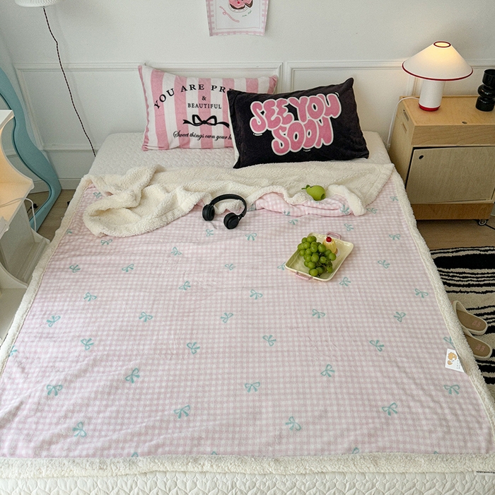 91家纺网 家纺一手货源 找家纺 昔可家纺 2024新款羊羔绒牛奶绒毛毯系列（三）-场景二-少女风系列 粉格蝴蝶结