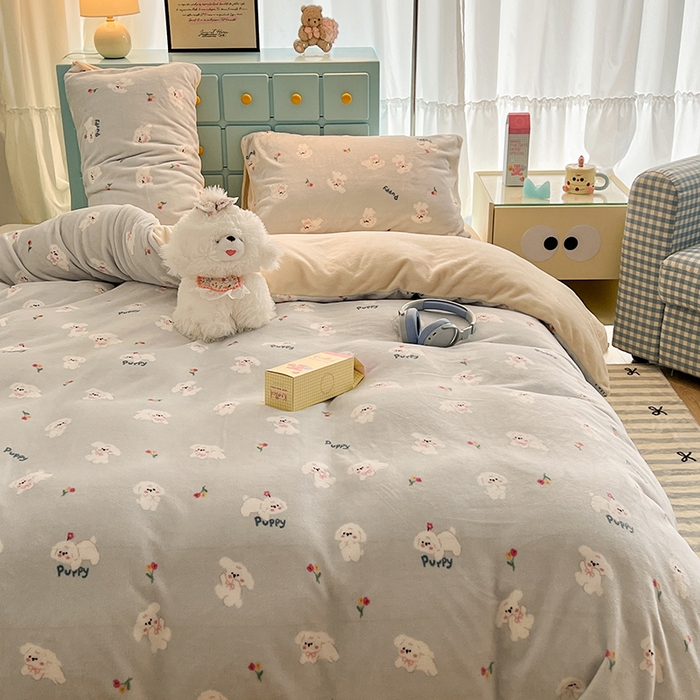 91家纺网 家纺一手货源 找家纺 昔可家纺 2024新款印花牛奶绒四件套系列-卡通系列 蓝底小奶狗