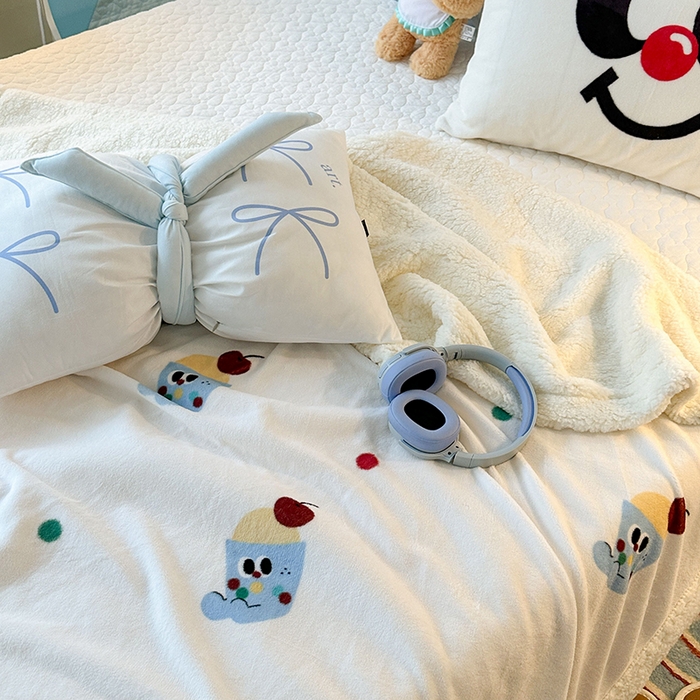 91家纺网 家纺一手货源 找家纺 昔可家纺 2024新款羊羔绒牛奶绒毛毯系列（三）-场景二-ins风系列 樱桃冰可乐