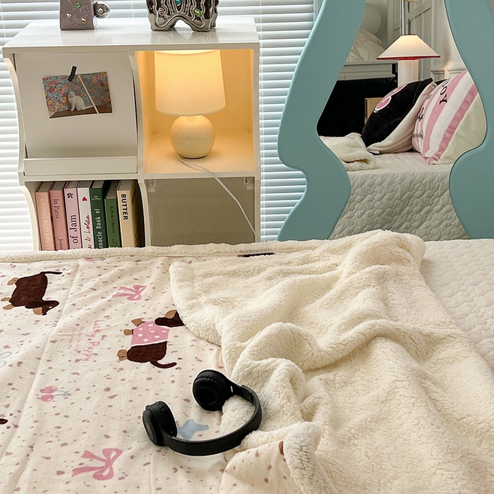 91家纺网 家纺一手货源 找家纺 昔可家纺 2024新款羊羔绒牛奶绒毛毯系列（三）-场景二-卡通系列 点点腊肠狗