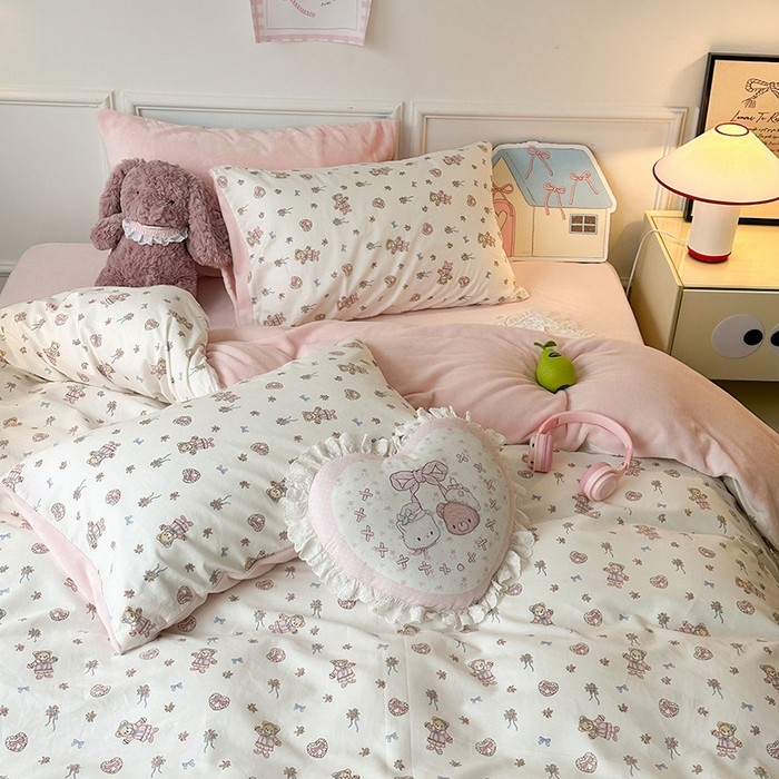 91家纺网 家纺一手货源 找家纺 昔可家纺 2024新款秋冬新款棉加牛奶绒四件套 萝莉小粉熊