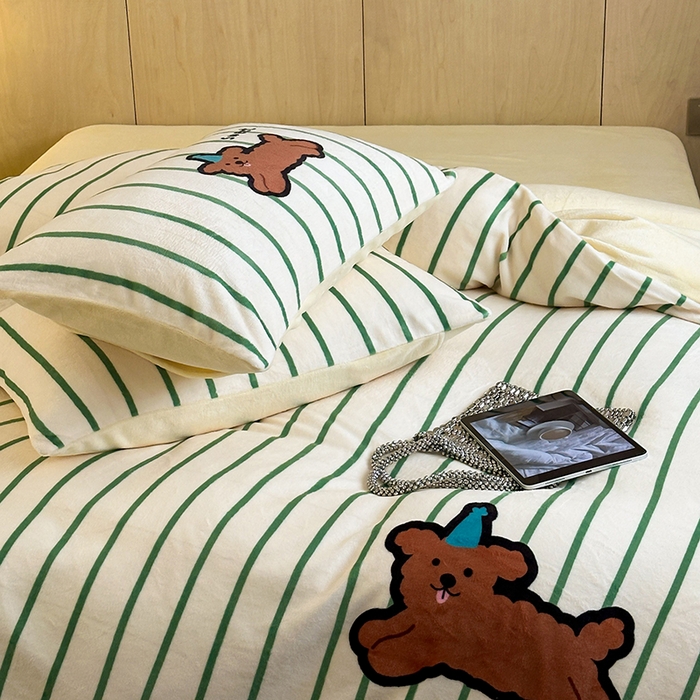 91家纺网 家纺一手货源 找家纺 昔可家纺 2024新款大版数码印花设计师牛奶绒四件套 圣诞帽狗狗