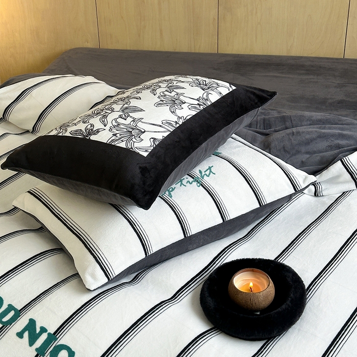 91家纺网 家纺一手货源 找家纺 昔可家纺 2024新款大版数码印花设计师牛奶绒四件套 黑条茶歇花