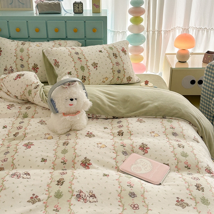 91家纺网 家纺一手货源 找家纺 昔可家纺 2024新款印花牛奶绒四件套系列-复古小清新系列 花朵草莓兔