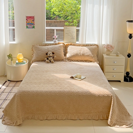 91家纺网 家纺一手货源 找家纺 漫时光 2025新款纯色牛奶绒花边款床盖 罗曼-奶咖