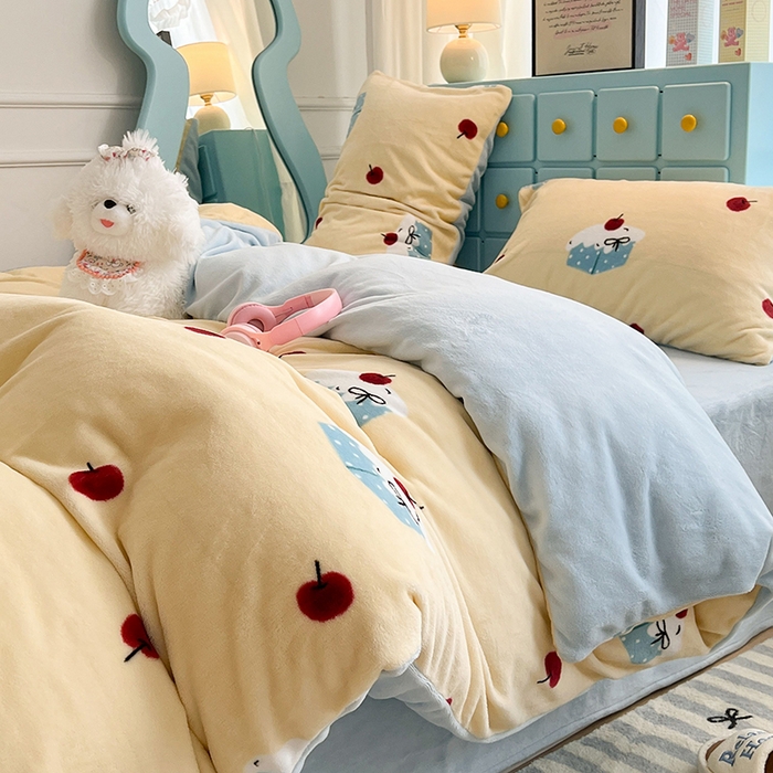 91家纺网 家纺一手货源 找家纺 昔可家纺 2024新款印花牛奶绒四件套系列-ins少女系列 樱桃奶油蛋糕