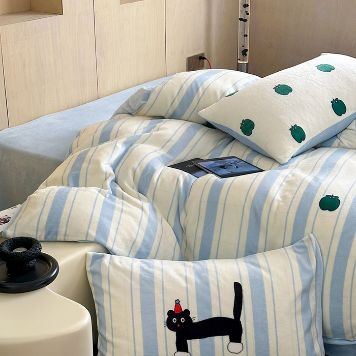 91家纺网 家纺一手货源 找家纺 昔可家纺 2024新款大版数码印花设计师牛奶绒四件套 绿苹果小黑猫