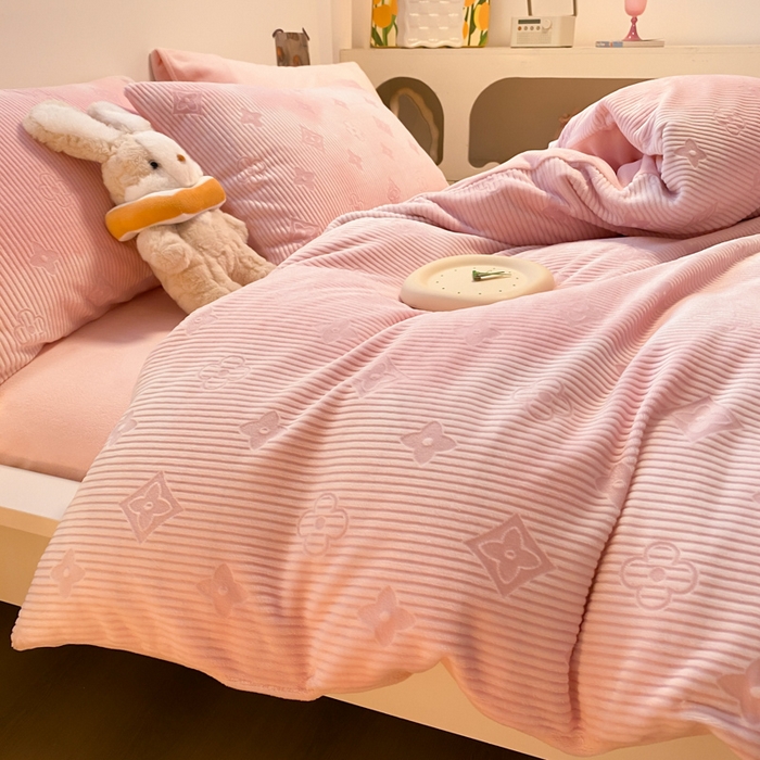 91家纺网 家纺一手货源 找家纺 呗旺鹿 2024新款高克重着色烂花雕花牛奶绒轻奢四件套 爱维芙蓉粉