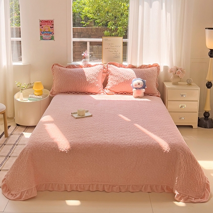 91家纺网 家纺一手货源 找家纺 漫时光 2025新款纯色牛奶绒花边款床盖 罗曼-蜜桃粉