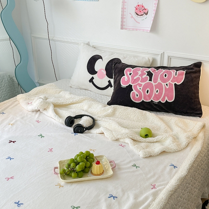 91家纺网 家纺一手货源 找家纺 昔可家纺 2024新款羊羔绒牛奶绒毛毯系列（三）-场景二-少女风系列 多巴胺蝴蝶结