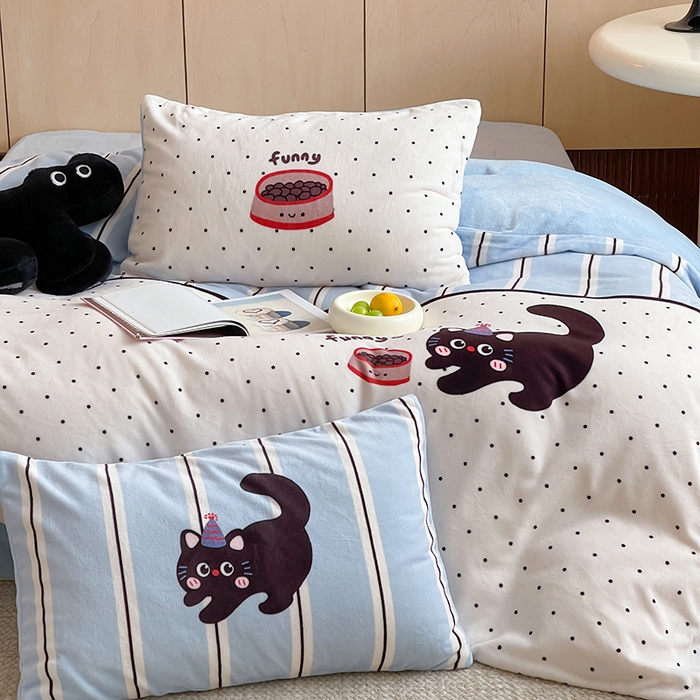 91家纺网 家纺一手货源 找家纺 昔可家纺 2024新款大版数码印花设计师牛奶绒四件套 蓝条纹小黑猫