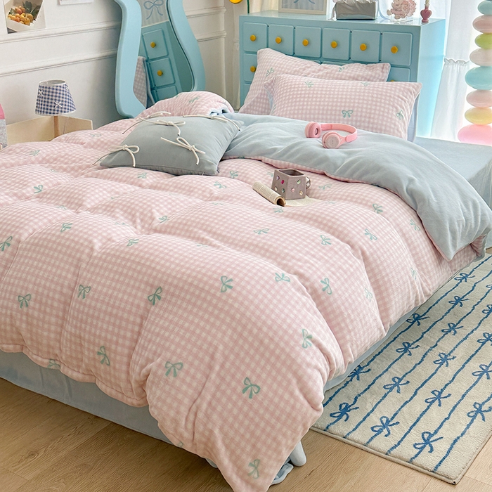 91家纺网 家纺一手货源 找家纺 昔可家纺 2024新款印花牛奶绒四件套系列-ins少女系列 粉格蝴蝶结