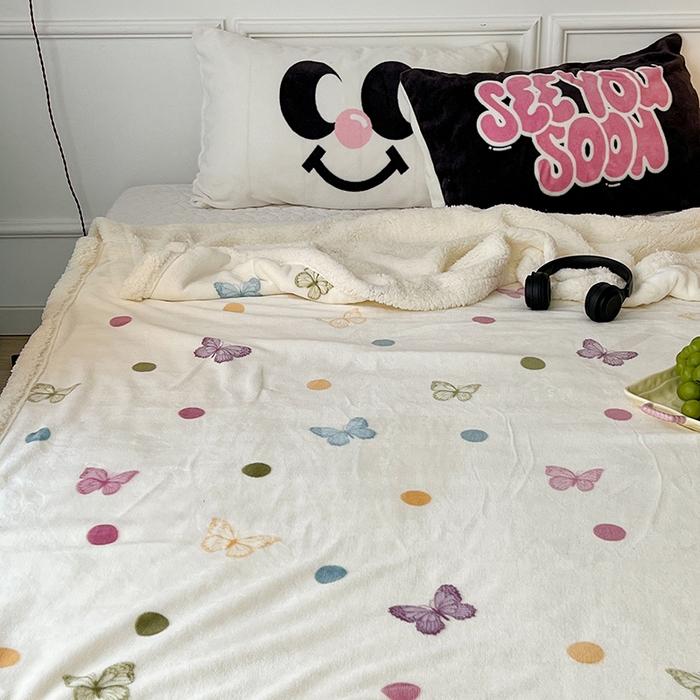 91家纺网 家纺一手货源 找家纺 昔可家纺 2024新款羊羔绒牛奶绒毛毯系列（三）-场景二-复古花卉系列 波点彩色蝴蝶