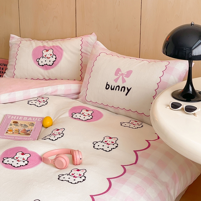 91家纺网 家纺一手货源 找家纺 昔可家纺 2024新款大版数码印花设计师牛奶绒四件套 爱心兔兔