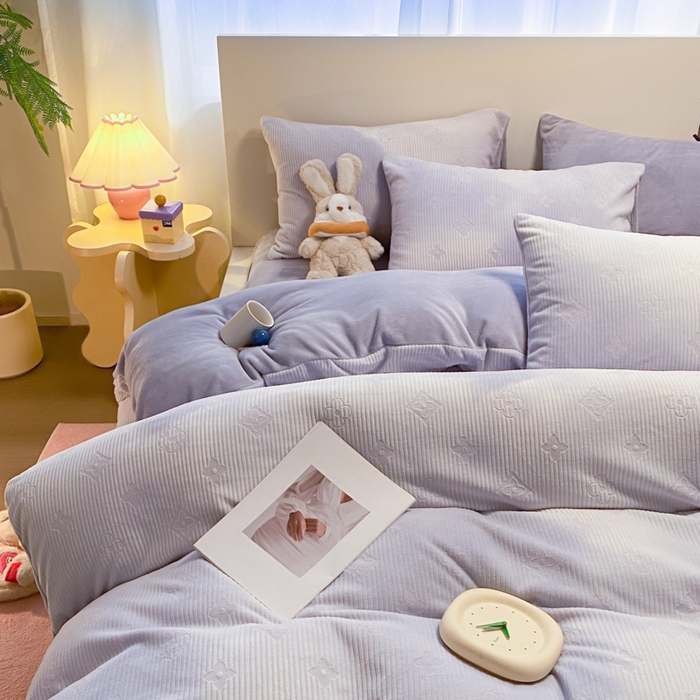 91家纺网 家纺一手货源 找家纺 呗旺鹿 2024新款高克重着色烂花雕花牛奶绒轻奢四件套 爱维紫罗兰