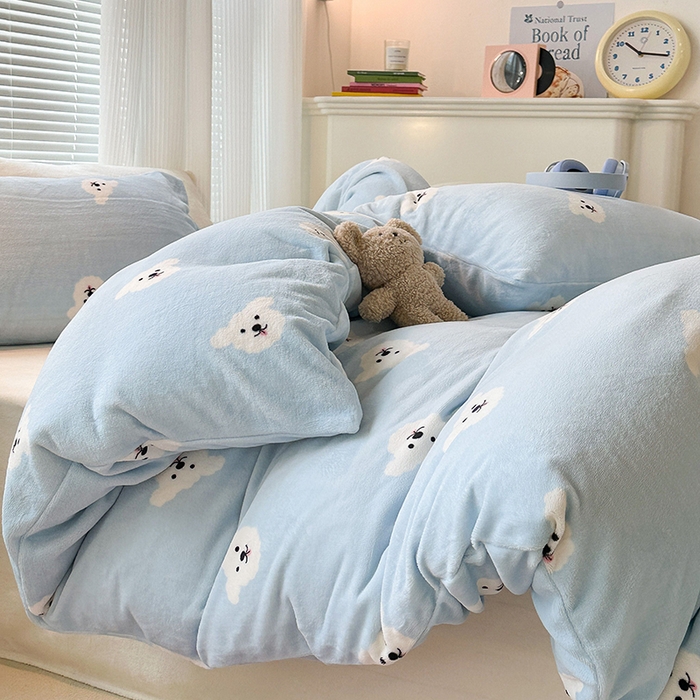 91家纺网 家纺一手货源 找家纺 昔可家纺 2024新款印花牛奶绒四件套系列-2023年热款系列 蓝底小白熊