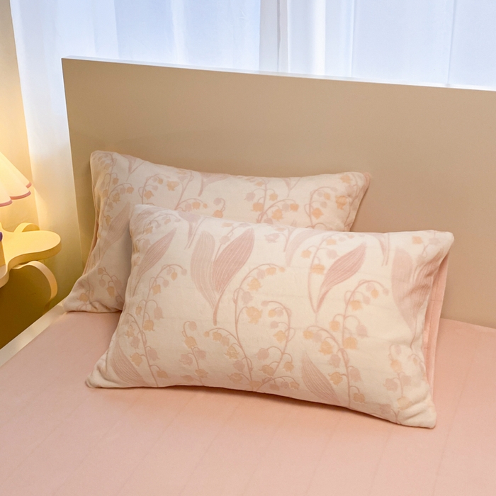 91家纺网 家纺一手货源 找家纺 呗旺鹿 2024新款高克重着色烂花雕花牛奶绒轻奢四件套 春日铃兰樱花粉