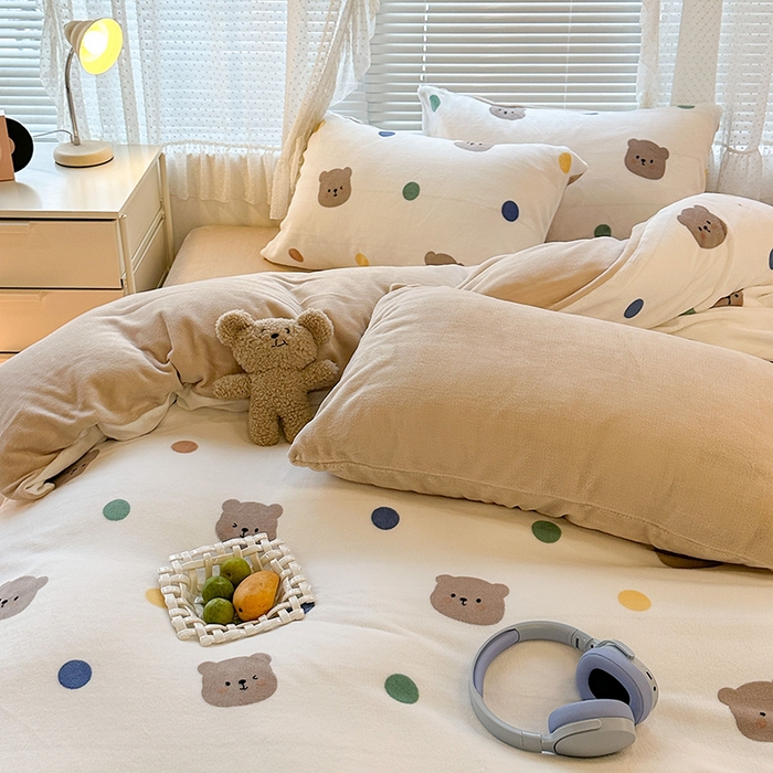 91家纺网 家纺一手货源 找家纺 昔可家纺 2024新款印花牛奶绒四件套系列-2023年热款系列 彩色波点熊