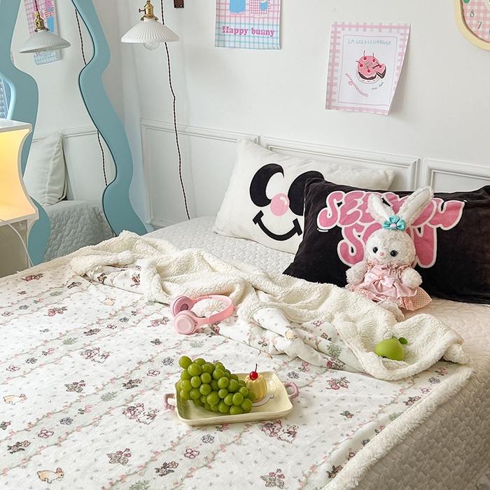 91家纺网 家纺一手货源 找家纺 昔可家纺 2024新款羊羔绒牛奶绒毛毯系列（三）-场景二-卡通系列 花朵草莓兔