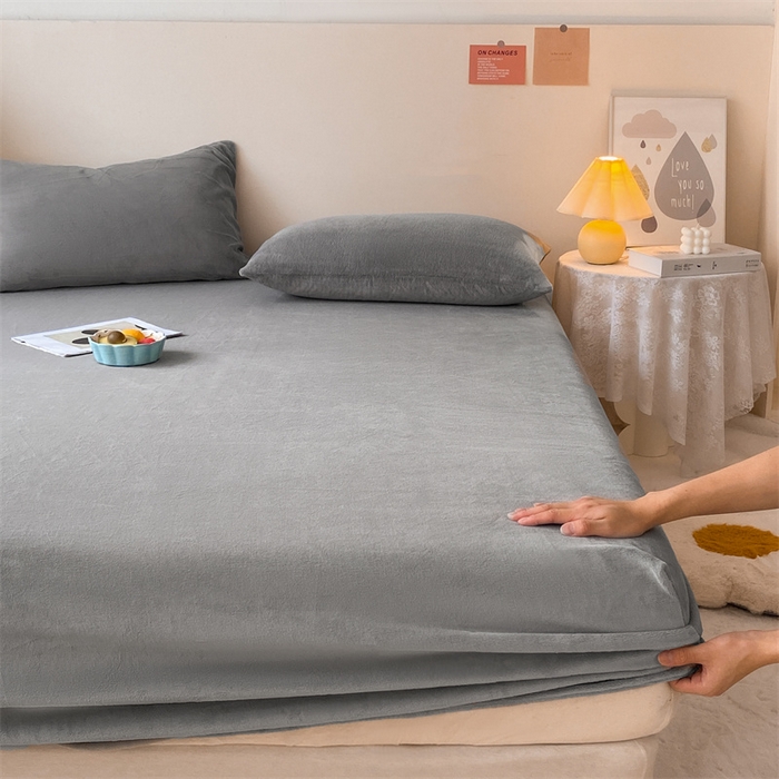 91家纺网 家纺一手货源 找家纺 眠帛家居 2024新款纯色高克重牛奶绒单床笠 浅灰